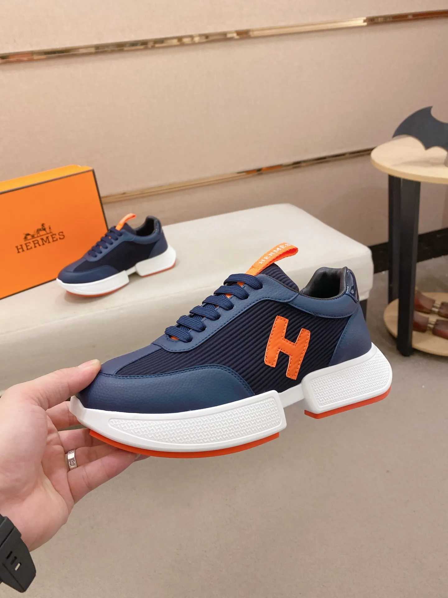 Ex-factory price: 460💰《HERMES》【Classic original single version】Hermès; top 🔝purchasing agent🔍🔍men's latest 🇺🇸 counter sales simultaneously, imported from Italy original ▲▲cowhide ▲▲ (high-end, nobility, class) ) Exquisite workmanship (Italian 🇮🇹 imported water-dyed 🐂 cowhide lining) sole: original sole provided by the original factory, ⚠️exclusive double-layer activity·TPR·rubber·combined molded outsole; super comfortable·wear-resistant·non-slip·environmental protection The real thing is more beautiful if you take the real thing (high quality, follow the order). You can enter and exit the counter at will * Number of yards: 38-44 (45 can be customized and cannot be returned or exchanged)